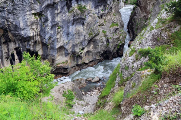 Río en las montañas del Cáucaso — Foto de Stock