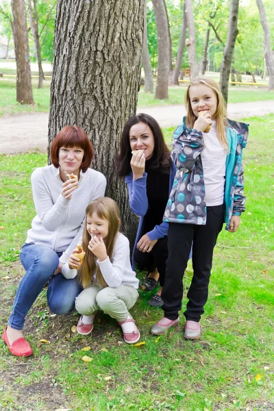 Laugh people are eating in summer — Stock Photo, Image