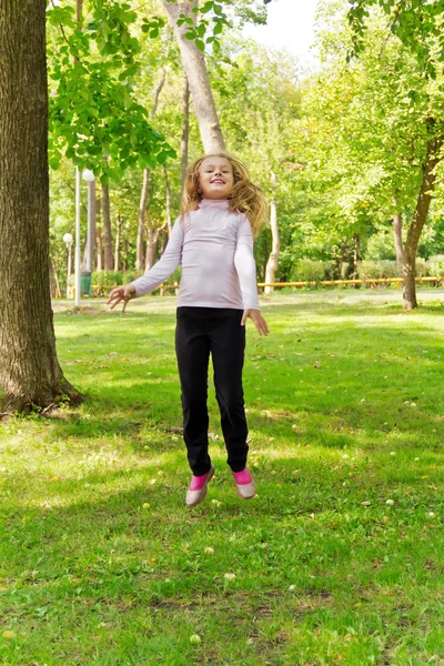 Hoppande tjejen i sommar — Stockfoto