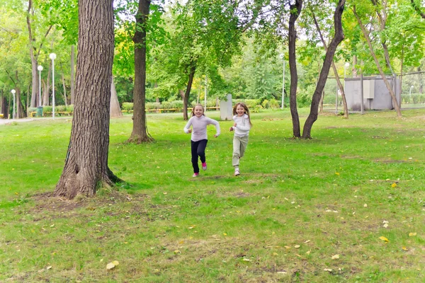 Lindas dos chicas corriendo — Foto de Stock