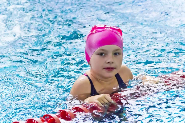 Ragazza carina in piscina — Foto Stock