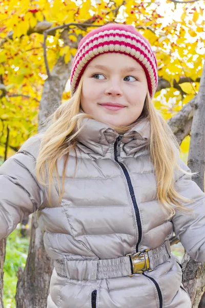 Leuk meisje in de rode hoed — Stockfoto