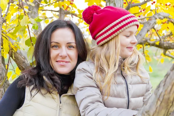 Family playing on spreading tree in autumn — Stock Photo, Image