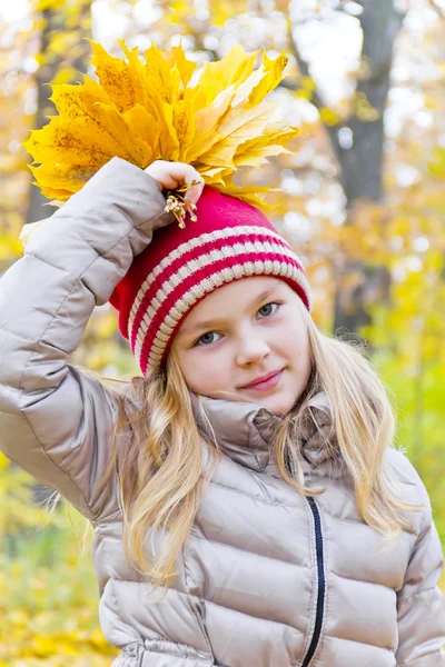 Leuk meisje met boeket van bladen als kroon — Stockfoto