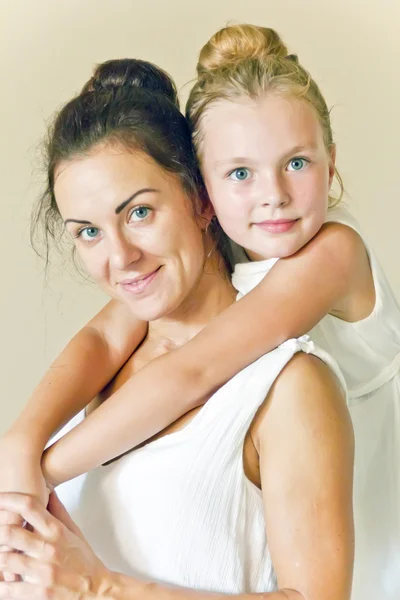 Madre e hija en blanco — Foto de Stock