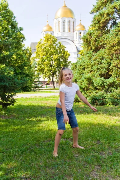 Tančící dívka s bolavým kolenem — Stock fotografie