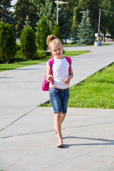 Süße Mädchen gehen zur Schule — Stockfoto