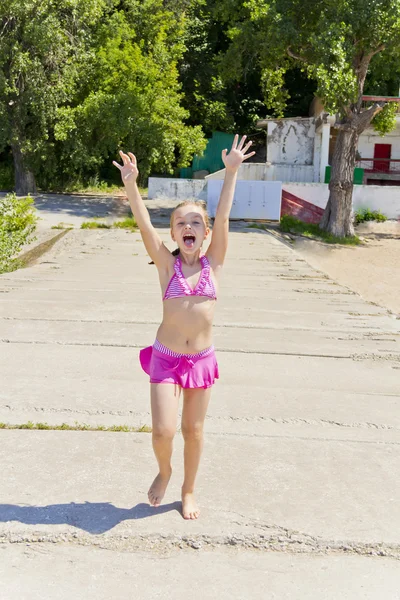 跳跃在粉红色泳装女孩 — 图库照片