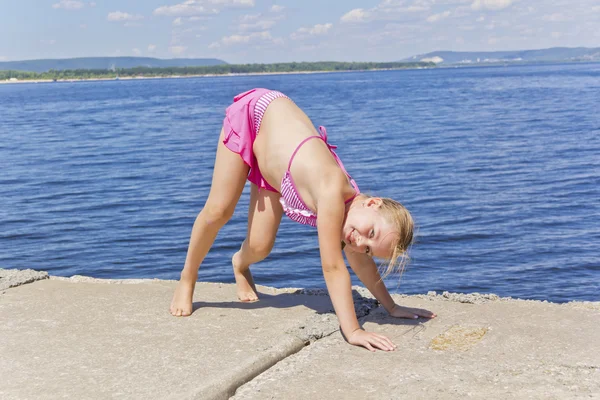 Mädchen praktiziert Yoga — Stockfoto