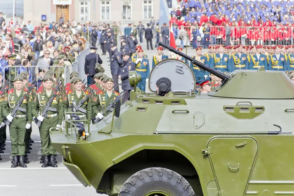 Orosz katonai közlekedés a parádé éves győzelem napja — Stock Fotó