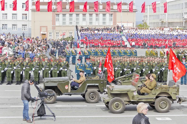 Российский военный транспорт на параде в День Победы — стоковое фото