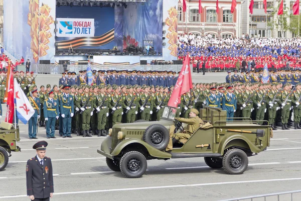 Российский военный транспорт на параде в День Победы — стоковое фото