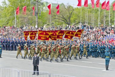 Rus askerleri Mart yıllık zafer günü geçit töreninde