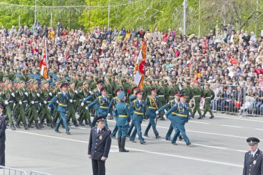 Rus askerleri Mart yıllık zafer günü geçit töreninde