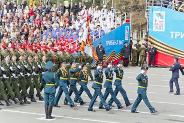 Rus askerleri Mart yıllık zafer günü geçit töreninde