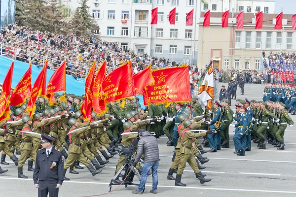 Soldados russos marcham no desfile no Dia da Vitória anual — Fotografia de Stock