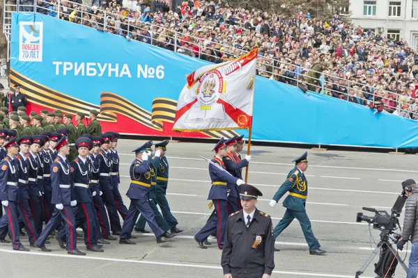 Русские солдаты маршируют на параде в День Победы — стоковое фото