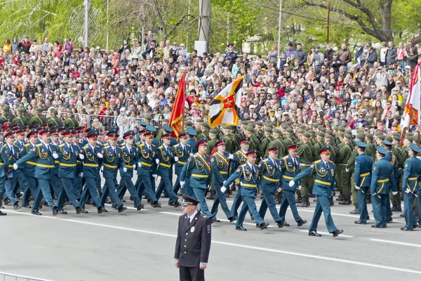 Soldados rusos marchan en el desfile el Día de la Victoria anual —  Fotos de Stock