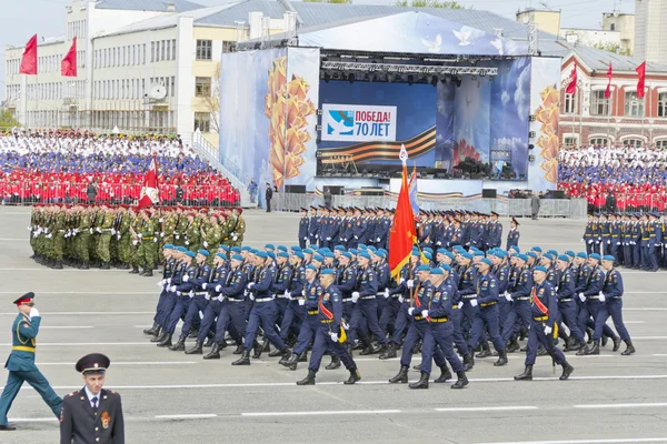 Orosz katonák menetelés a Parade a éves győzelem napja — Stock Fotó