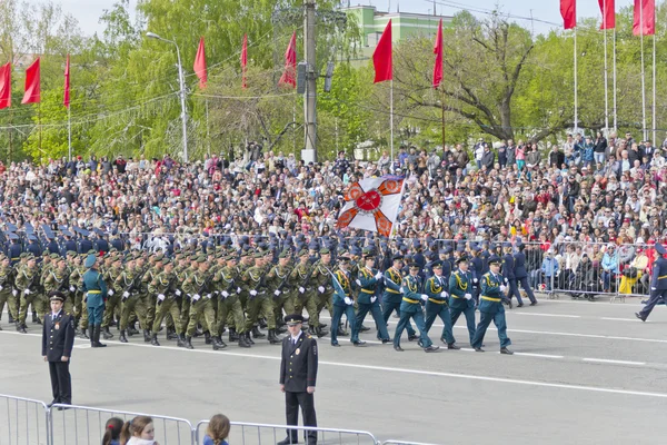 Russische soldaten maart op de parade op jaarlijkse dag van de overwinning — Stockfoto