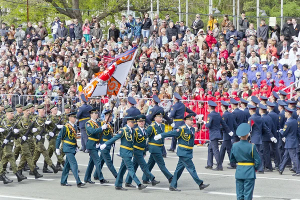 年間の戦勝記念日のパレードでロシアの兵士の 3 月 — ストック写真