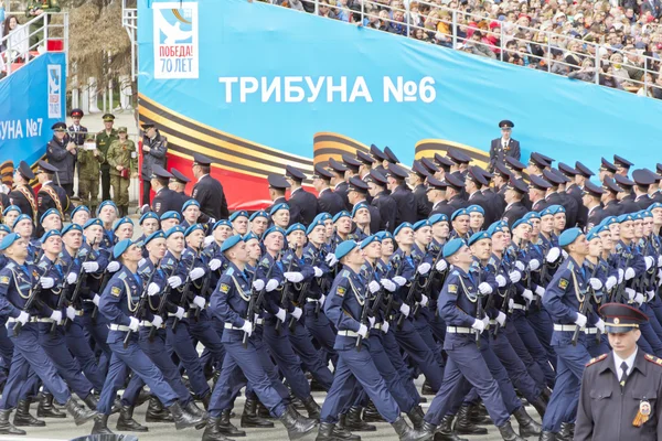 Les soldats russes défilent au défilé le Jour de la Victoire annuel — Photo