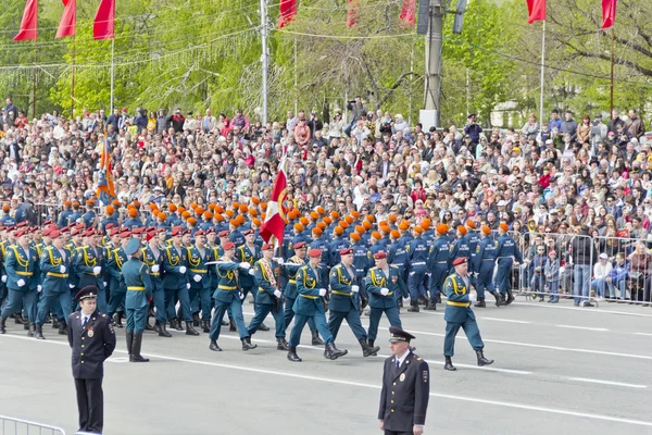 Russian soldiers march at the parade on annual Victory Day — Stock Photo, Image