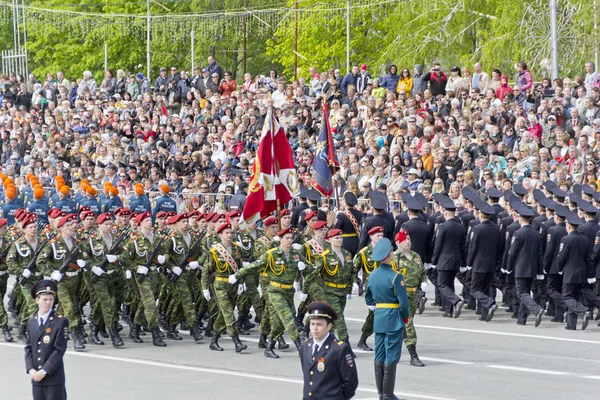 Russische Soldaten marschieren bei der Parade am jährlichen Siegestag — Stockfoto