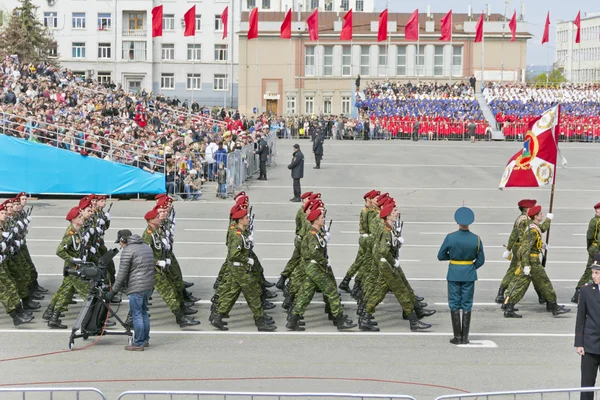 Orosz katonák menetelés a Parade a éves győzelem napja — Stock Fotó
