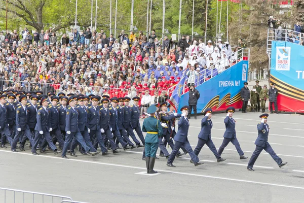 Русские солдаты маршируют на параде в День Победы — стоковое фото