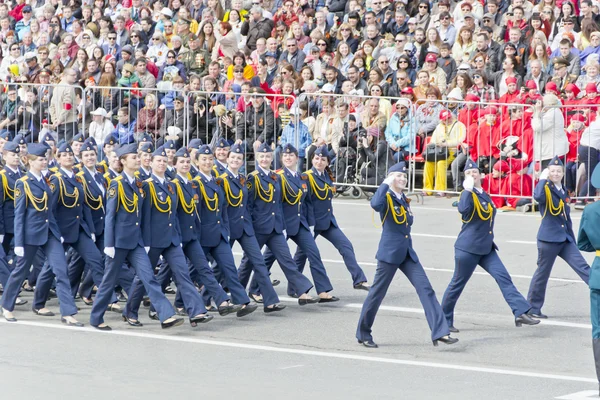 Femme russe midshipmans marche à la parade sur Victoire annuelle — Photo