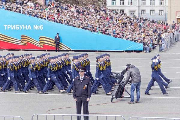 Русские мичманы маршируют на параде в честь ежегодной Победы — стоковое фото