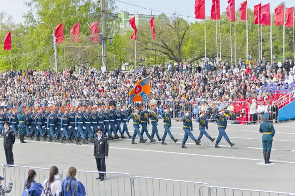 Russische Soldaten marschieren bei der Parade am jährlichen Siegestag — Stockfoto