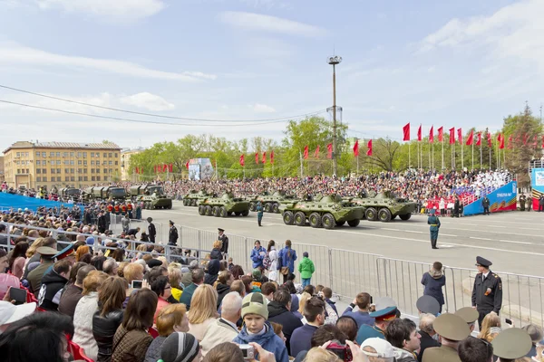 Russische militaire vervoer aan de parade op jaarlijkse dag van de overwinning — Stockfoto