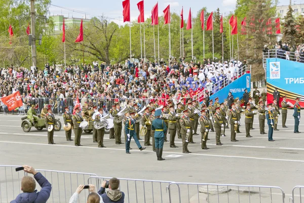 Ruský vojenský orchestr pochodovat v průvodu na každoroční vítězství — Stock fotografie