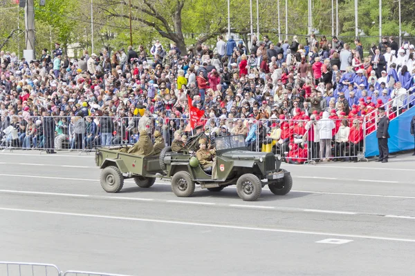 Orosz katonai közlekedés a parádé éves győzelem napja — Stock Fotó