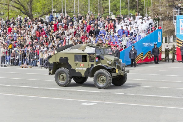 Ruský vojenský transport na přehlídce na výroční den vítězství — Stock fotografie