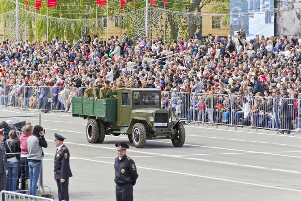 Orosz katonai közlekedés a parádé éves győzelem napja — Stock Fotó