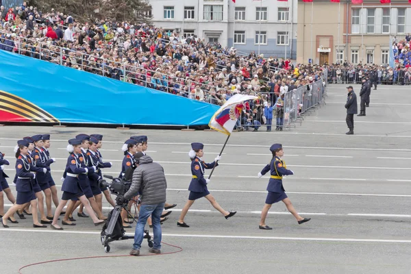 Ρωσική γυναίκα midshipmans πορεία στην παρέλαση την ετήσια νίκη — Φωτογραφία Αρχείου