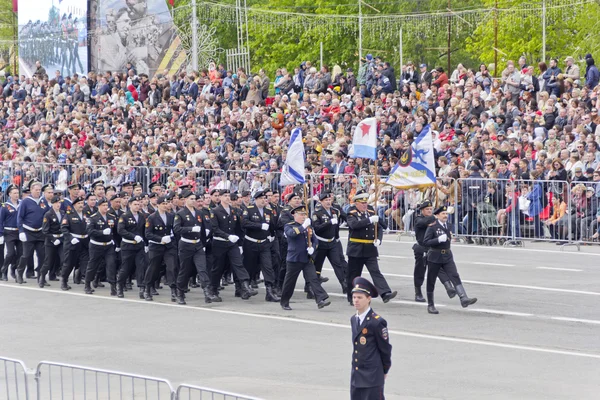 Russische Soldaten marschieren bei der Parade am jährlichen Siegestag — Stockfoto