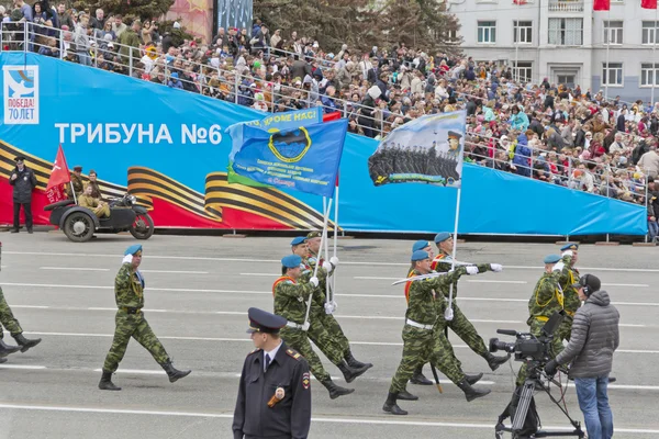 Russische Soldaten marschieren bei der Parade am jährlichen Siegestag — Stockfoto