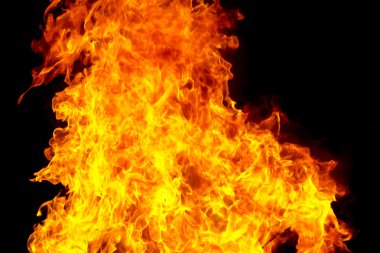 Siyah arkaplanda kırmızı alev