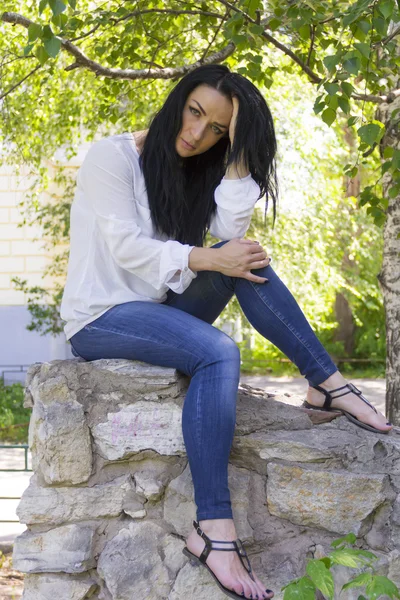 Morena triste en blanco — Foto de Stock