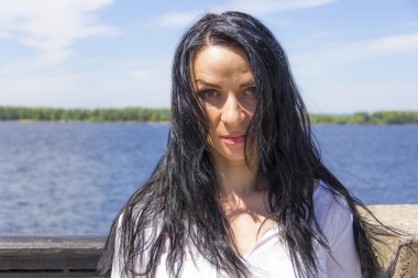 Nehir arka plan üzerinde beyaz kadın