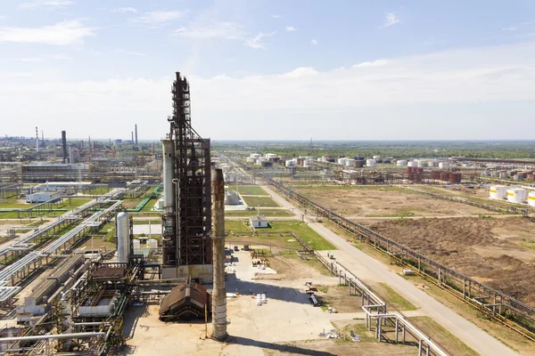 Industriële van raffinaderij toren — Stockfoto