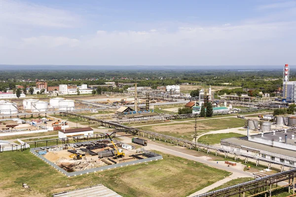 Grote raffinaderij complexe bij zomer daglicht — Stockfoto