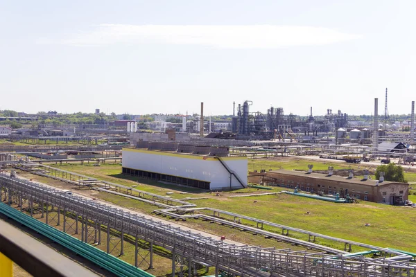 Russische raffinaderij complexe bij zomer daglicht — Stockfoto
