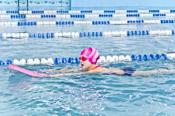 Menina bonito na piscina — Fotografia de Stock