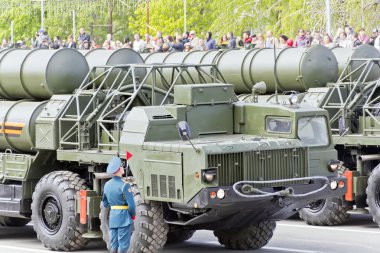 Yıllık zafer günü geçit töreninde Rus askeri nakliye