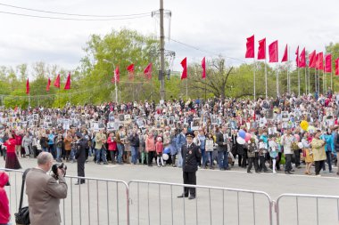 Yıllık zafer üzerine ölümsüz alayın insanlarda alay